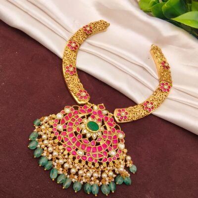 Jada Kundan Kantey Neck Set